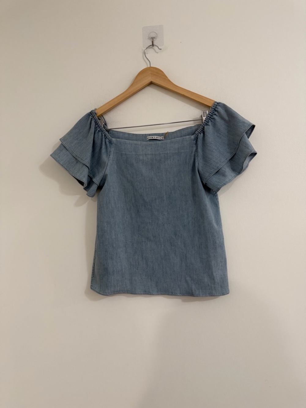 Alice and Olivia Off-The-Shoulder Ruffled Chambray Top - Light Blue sz S #W3